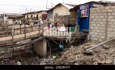 Pauvreté pollution Nina Accra Ghana quartier Afrique. Environnement toxique voisinage. Problème de santé. Village pollué par les ordures, les ordures et les égouts. Banque D'Images