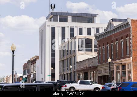 Independence, Missouri, États-Unis - 16 juin 2023 : la lumière du soleil brille l'après-midi sur le cœur historique du centre-ville d'Independence. Banque D'Images