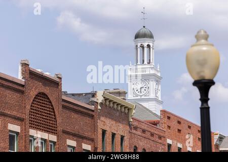 Independence, Missouri, États-Unis - 16 juin 2023 : la lumière du soleil brille l'après-midi sur le cœur historique du centre-ville d'Independence. Banque D'Images