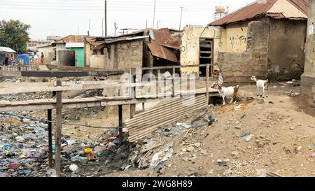 Pauvreté pollution Nina Accra Ghana quartier Afrique. Environnement toxique voisinage. Problème de santé. Village pollué par les ordures, les ordures et les égouts. Banque D'Images