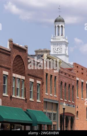 Independence, Missouri, États-Unis - 16 juin 2023 : la lumière du soleil brille l'après-midi sur le cœur historique du centre-ville d'Independence. Banque D'Images