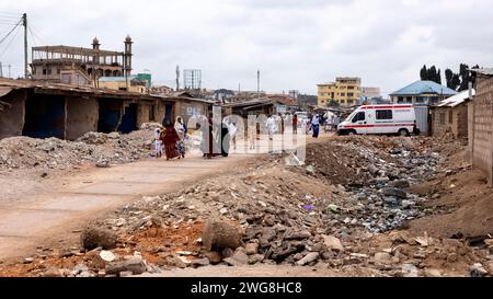 Pauvreté pollution Nina Accra Ghana quartier Afrique. Environnement toxique voisinage. Problème de santé. Village pollué par les ordures, les ordures et les égouts. Banque D'Images