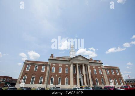 Independence, Missouri, États-Unis - 16 juin 2023 : la lumière du soleil brille l'après-midi sur le cœur historique du centre-ville d'Independence. Banque D'Images