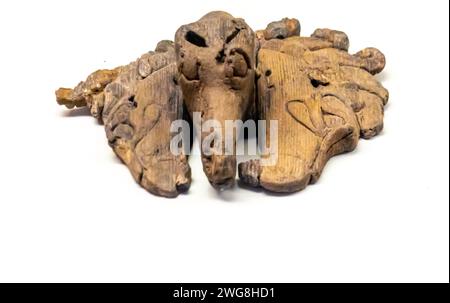 Pendentif en forme de tête de cerf dans un bec d'oiseau, bois, Berel cimetière est Kazakhstan Banque D'Images