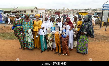 Les femmes musulmanes Accra Eid al Adha Festival of sacrifice. La pauvreté frappe le village du Ghana enfants vivant dans la pauvreté. Heureux mais affamé. Peu d'éducation. Banque D'Images