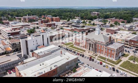 Independence, Missouri, États-Unis - 16 juin 2023 : la lumière du soleil brille l'après-midi sur le cœur historique du centre-ville d'Independence. Banque D'Images