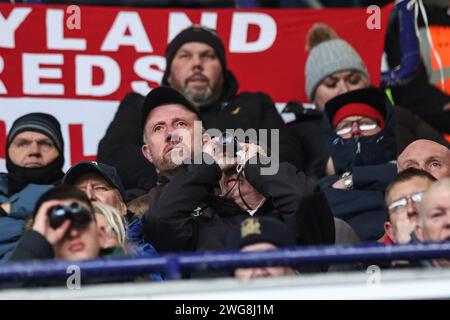 Les fans de Barnsley regardent le match à travers un verre pendant le match de Sky Bet League 1 Bolton Wanderers vs Barnsley au Toughsheet Community Stadium, Bolton, Royaume-Uni, le 3 février 2024 (photo de Mark Cosgrove/News Images) Banque D'Images