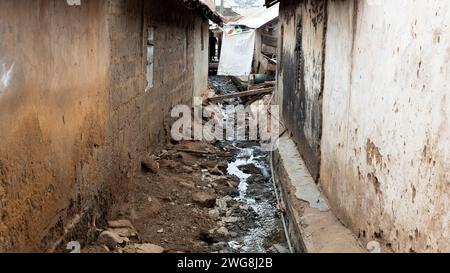 Pauvreté pollution Nina Accra Ghana quartier Afrique. Environnement toxique voisinage. Problème de santé. Village pollué par les ordures, les ordures et les égouts. Banque D'Images