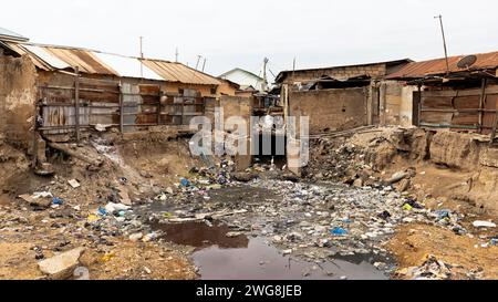 Pauvreté pollution Nina Accra Ghana quartier Afrique. Environnement toxique voisinage. Problème de santé. Village pollué par les ordures, les ordures et les égouts. Banque D'Images