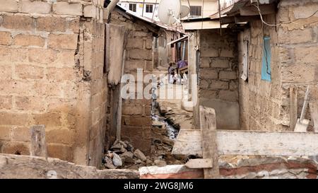 Pauvreté pollution Nina Accra Ghana quartier Afrique. Environnement toxique voisinage. Problème de santé. Village pollué par les ordures, les ordures et les égouts. Banque D'Images