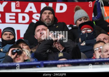 Bolton, Royaume-Uni. 03 février 2024. Les fans de Barnsley regardent le match à travers un verre pendant le match de Sky Bet League 1 Bolton Wanderers vs Barnsley au Toughsheet Community Stadium, Bolton, Royaume-Uni, le 3 février 2024 (photo de Mark Cosgrove/News Images) à Bolton, Royaume-Uni le 2/3/2024. (Photo de Mark Cosgrove/News Images/Sipa USA) crédit : SIPA USA/Alamy Live News Banque D'Images