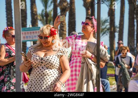 Deux femmes habillées dans le style des années cinquante au Rockin Race Jamboree 2024, rockabillies, Torremolinos, Andalousie, Espagne. Banque D'Images