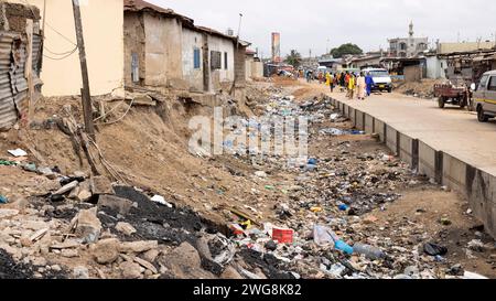 Pauvreté pollution Nina Accra Ghana quartier Afrique. Environnement toxique voisinage. Problème de santé. Village pollué par les ordures, les ordures et les égouts. Banque D'Images