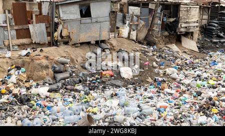 Pauvreté pollution Nina Accra Ghana quartier Afrique. Environnement toxique voisinage. Problème de santé. Village pollué par les ordures, les ordures et les égouts. Banque D'Images