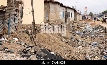 Pauvreté pollution Nina Accra Ghana quartier Afrique. Environnement toxique voisinage. Problème de santé. Village pollué par les ordures, les ordures et les égouts. Banque D'Images