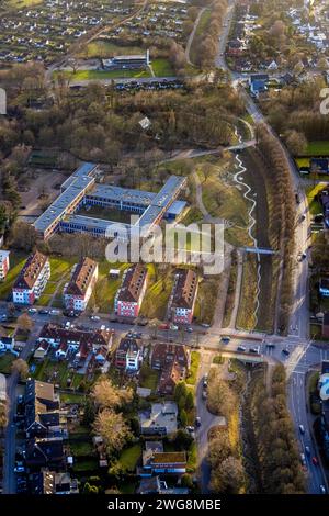 Luftbild, Otto-Hahn-Gymnasium Herne, Ostbach Flussmäander, Reihenhaus Wohngebiet, Sodingen, Herne, Ruhrgebiet, Nordrhein-Westfalen, Deutschland ACHTUNGxMINDESTHONORARx60xEURO *** vue aérienne, Otto Hahn Gymnasium Herne, Ostbach River méandre, maison mitoyenne quartier résidentiel, Sodingen, Herne, Ruhr area, Rhénanie du Nord-Westphalie, Allemagne ACHTUNGxMINDESTHONORARx60xEURO Banque D'Images