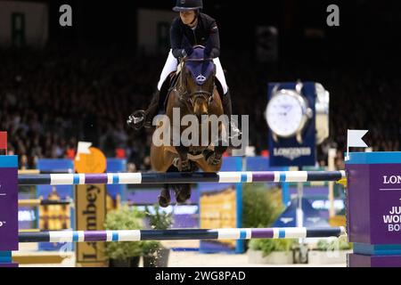 Bordeaux, France - 3 février 2024. Jeanne Sadran, de France et de Dexter de Kerglenn, se classe deuxième de la coupe du monde Longines FEI Jumping de Bordeaux 250.000,00EUR. Mark Spowart/ALAMY LIVE NEWS. Banque D'Images