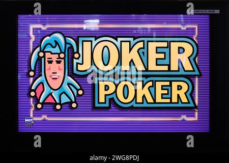 IGT Joker poker Video Poker machine à sous éclairage panneau de verre rectangulaire sur une machine de jeu dans une arcade de divertissement, septembre 2022. Banque D'Images