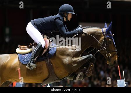 Bordeaux, France - 3 février 2024. Jeanne Sadran, de France et de Dexter de Kerglenn, se classe deuxième de la coupe du monde Longines FEI Jumping de Bordeaux 250.000,00EUR. Mark Spowart/ALAMY LIVE NEWS. Banque D'Images