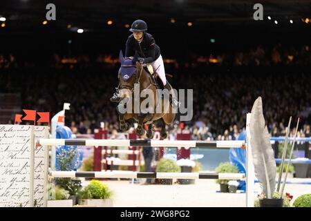 Bordeaux, France - 3 février 2024. Jeanne Sadran, de France et de Dexter de Kerglenn, se classe deuxième de la coupe du monde Longines FEI Jumping de Bordeaux 250.000,00EUR. Mark Spowart/ALAMY LIVE NEWS. Banque D'Images