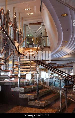 Spectaculaire escalier en forme de « y » menant au restaurant Medina sur le bateau de croisière Aurora, son design intérieur inspiré du style et des couleurs mauresques. Banque D'Images