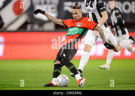 Nijmegen, pays-Bas. 3 février 2024. NIJMEGEN, PAYS-BAS - 3 FÉVRIER : Tjaronn Chery de NEC tire un coup de feu lors du match néerlandais d'Eredivisie entre NEC et Heracles Almelo au Goffertstadion le 3 février 2024 à Nimègue, aux pays-Bas. (Photo Broer van den Boom/Orange Pictures) crédit : dpa/Alamy Live News Banque D'Images