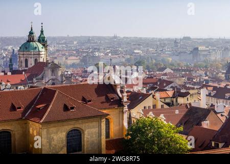 La vue aérienne de Prague, République tchèque, avec église Nicolas, faite dans le style de l'architecture baroque, les toits rouges, et panorama de la ville. Banque D'Images