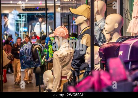 Galeria Schaufenster präsentiert die aktuelle mode für Kinder und Jegendliche, München, Februar 2024 Deutschland, München, Februar 2024, Schaufenster von Galeria am Marienplatz, Schaufensterpuppen zeigen die aktuelle mode für Kinder und Jugendliche, Passanten, Geschäfte, Einzelhandel, Wirtschaft, hiver, Bayern, *** Galeria Schaufenster présente la dernière mode pour enfants et adolescents, Munich, février 2024 Allemagne, Munich, février 2024, vitrine Galeria à Marienplatz, mannequins montrent la dernière mode pour les enfants et les adolescents, passants, magasins, commerce de détail, économie, hiver, Bavière Banque D'Images