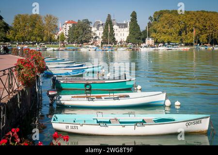 ANNECY, FRANCE - 09 octobre 2005. Rangée de bateaux à rames sur le lac d'Annecy en automne. Annecy, haute-Savoie, France Banque D'Images
