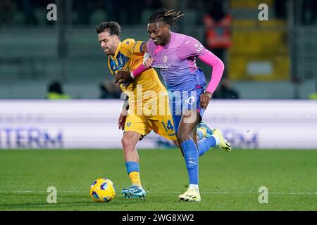 Frosinone, Italie. 03 février 2024. Francesco Gelli de Frosinone Calcio et Rafael Leao de l'AC Milan s'affrontent pour le ballon lors du match Serie A Tim entre Frosinone Calcio et l'AC Milan au Stadio Benito Stirpe le 3 février 2024 à Frosinone, Italie. Crédit : Giuseppe Maffia/Alamy Live News Banque D'Images