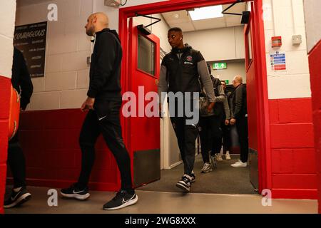 Stevenage, Royaume-Uni. 03 février 2024. Marvin Ekpiteta de Blackpool arrive devant le match Sky Bet League 1 Stevenage vs Blackpool au Lamex Stadium, Stevenage, Royaume-Uni, le 3 février 2024 (photo de Gareth Evans/News Images) à Stevenage, Royaume-Uni le 2/3/2024. (Photo Gareth Evans/News Images/Sipa USA) crédit : SIPA USA/Alamy Live News Banque D'Images