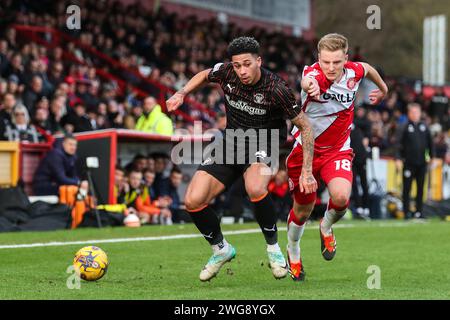 Stevenage, Royaume-Uni. 03 février 2024. Jordan Lawrence-Gabriel de Blackpool retient Harvey White de Stevenage lors du match Sky Bet League 1 Stevenage vs Blackpool au Lamex Stadium, Stevenage, Royaume-Uni, le 3 février 2024 (photo de Gareth Evans/News Images) à Stevenage, Royaume-Uni le 2/3/2024. (Photo Gareth Evans/News Images/Sipa USA) crédit : SIPA USA/Alamy Live News Banque D'Images