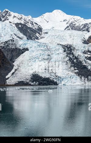 Glacier Tidewater reflété dans les eaux calmes du College Fjord, Alaska, USA Banque D'Images