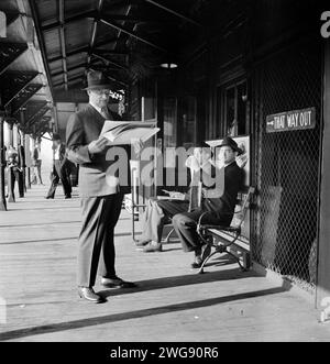 Navetteurs du matin attendant le train surélevé de la troisième Avenue, New York City, New York, USA, Marjory Collins, U.S. Office of War information, Banque D'Images