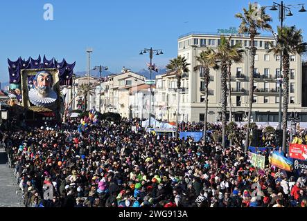 Viareggio, . 03 février 2024. Viareggio, Italie ouverture et inauguration DU CARNAVAL DE VIAREGGIO 2024 avec Marco Tardelli, Mirta Merlinino, Daniela Ballard Consul général des Etats-Unis à Florence, Giorgio Del Ghingaro Maire de Viareggio, Dandy Fabrizio Longobardi, Eugenio Giani Président de la Toscane, Massimo Bottura avec performance et défilé de chars artistiques typiques du carnaval de Viareggio sur la photo : chars du carnaval de Viareggio en parade crédit : Agence photo indépendante/Alamy Live News Banque D'Images