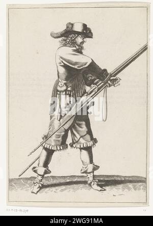 Soldat avec un mousquet qui transfère sa mèche de sa droite à sa main gauche, ca. 1645, 1645 - 1647 imprimer Un soldat, en entier, à droite, qui tient un mousquet (un certain type d'arme à feu) et une fourre (fourche de mousquet) de sa main gauche. Il transfère la mèche brûlante de sa main droite à sa main gauche, ca. 1645. Imprimé au dos avec texte en français. Libre à la plaque 15 dans les instructions de manipulation du mousquet dans la manipulation des armes de J. de Gheyn. Guerre ait de guerre vers 1600. Sud des pays-Bas gravure papier manipulation des armes  entraînement militaire. armes Banque D'Images