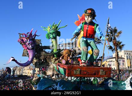 Viareggio, . 03 février 2024. Viareggio, Italie ouverture et inauguration DU CARNAVAL DE VIAREGGIO 2024 avec Marco Tardelli, Mirta Merlinino, Daniela Ballard Consul général des Etats-Unis à Florence, Giorgio Del Ghingaro Maire de Viareggio, Dandy Fabrizio Longobardi, Eugenio Giani Président de la Toscane, Massimo Bottura avec performance et défilé de chars artistiques typiques du carnaval de Viareggio sur la photo : chars du carnaval de Viareggio en parade crédit : Agence photo indépendante/Alamy Live News Banque D'Images