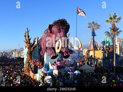 Viareggio, . 03 février 2024. Viareggio, Italie ouverture et inauguration DU CARNAVAL DE VIAREGGIO 2024 avec Marco Tardelli, Mirta Merlinino, Daniela Ballard Consul général des Etats-Unis à Florence, Giorgio Del Ghingaro Maire de Viareggio, Dandy Fabrizio Longobardi, Eugenio Giani Président de la Toscane, Massimo Bottura avec performance et défilé de chars artistiques typiques du carnaval de Viareggio sur la photo : chars du carnaval de Viareggio en parade crédit : Agence photo indépendante/Alamy Live News Banque D'Images