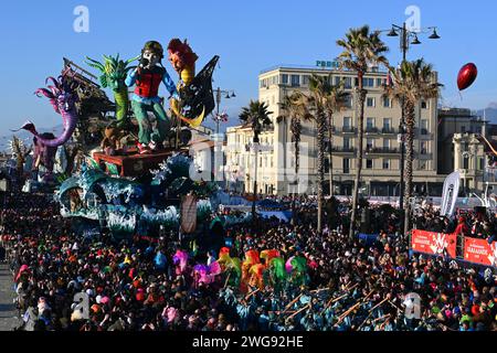 Viareggio, . 03 février 2024. Viareggio, Italie ouverture et inauguration DU CARNAVAL DE VIAREGGIO 2024 avec Marco Tardelli, Mirta Merlinino, Daniela Ballard Consul général des Etats-Unis à Florence, Giorgio Del Ghingaro Maire de Viareggio, Dandy Fabrizio Longobardi, Eugenio Giani Président de la Toscane, Massimo Bottura avec performance et défilé de chars artistiques typiques du carnaval de Viareggio sur la photo : chars du carnaval de Viareggio en parade crédit : Agence photo indépendante/Alamy Live News Banque D'Images