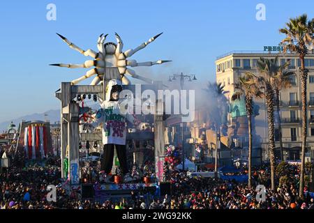 Viareggio, . 03 février 2024. Viareggio, Italie ouverture et inauguration DU CARNAVAL DE VIAREGGIO 2024 avec Marco Tardelli, Mirta Merlinino, Daniela Ballard Consul général des Etats-Unis à Florence, Giorgio Del Ghingaro Maire de Viareggio, Dandy Fabrizio Longobardi, Eugenio Giani Président de la Toscane, Massimo Bottura avec performance et défilé de chars artistiques typiques du carnaval de Viareggio sur la photo : chars du carnaval de Viareggio en parade crédit : Agence photo indépendante/Alamy Live News Banque D'Images