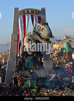 Viareggio, . 03 février 2024. Viareggio, Italie ouverture et inauguration DU CARNAVAL DE VIAREGGIO 2024 avec Marco Tardelli, Mirta Merlinino, Daniela Ballard Consul général des Etats-Unis à Florence, Giorgio Del Ghingaro Maire de Viareggio, Dandy Fabrizio Longobardi, Eugenio Giani Président de la Toscane, Massimo Bottura avec performance et défilé de chars artistiques typiques du carnaval de Viareggio sur la photo : chars du carnaval de Viareggio en parade crédit : Agence photo indépendante/Alamy Live News Banque D'Images