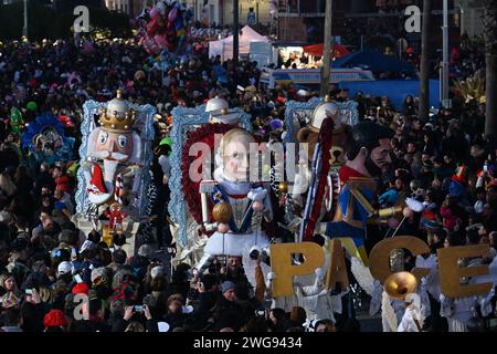 Viareggio, . 03 février 2024. Viareggio, Italie ouverture et inauguration DU CARNAVAL DE VIAREGGIO 2024 avec Marco Tardelli, Mirta Merlinino, Daniela Ballard Consul général des Etats-Unis à Florence, Giorgio Del Ghingaro Maire de Viareggio, Dandy Fabrizio Longobardi, Eugenio Giani Président de la Toscane, Massimo Bottura avec performance et défilé de chars artistiques typiques du carnaval de Viareggio sur la photo : chars du carnaval de Viareggio en parade crédit : Agence photo indépendante/Alamy Live News Banque D'Images