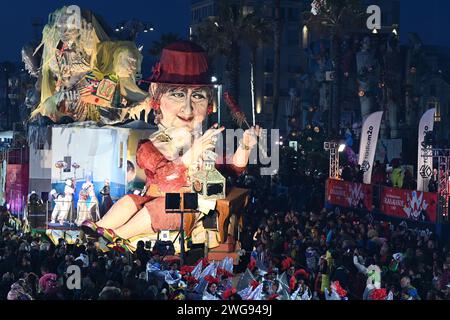 Viareggio, . 03 février 2024. Viareggio, Italie ouverture et inauguration DU CARNAVAL DE VIAREGGIO 2024 avec Marco Tardelli, Mirta Merlinino, Daniela Ballard Consul général des Etats-Unis à Florence, Giorgio Del Ghingaro Maire de Viareggio, Dandy Fabrizio Longobardi, Eugenio Giani Président de la Toscane, Massimo Bottura avec performance et défilé de chars artistiques typiques du carnaval de Viareggio sur la photo : chars du carnaval de Viareggio en parade crédit : Agence photo indépendante/Alamy Live News Banque D'Images