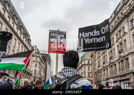 Londres, Royaume-Uni. 3 février 2024. Freedom for Palestine et distribue les banderoles du Yémen tenues par les militants de la paix et les manifestants lors de la marche Pro-Palestine dans Oxford Street à Soho, mouvement pour la Palestine libre, Londres, Royaume-Uni Banque D'Images