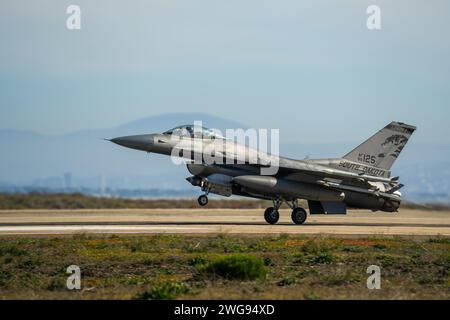 Un F-16 Fighting Falcon affecté à la 114th Fighter Wing, South Dakota Air National Guard, retourne à la Naval Air Station North Island lors de l'opération Seawolf, un exercice conjoint de combat Agile Employment, Coronado, Californie, le 27 janvier 2024. L’opération Seawolf s’est déroulée à de multiples endroits sur la côte ouest et s’est concentrée sur des concepts de puissance aérienne interarmées, maritime et d’aviateurs multi-capacités afin d’accroître l’état de préparation global de la force de l’unité pour les opérations terrestres et maritimes. (Photo de la Garde nationale de l'Air des États-Unis par Tech. Sergent Jorrie Hart) Banque D'Images