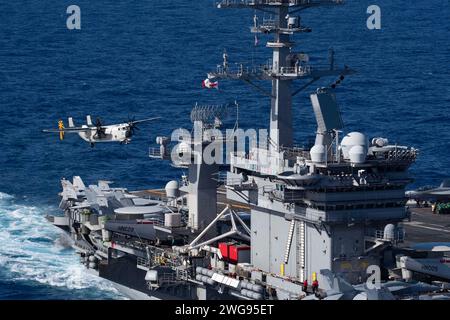 PHILIPPINES SEA (31 janvier 2024) Un C-2a Greyhound affecté au 'Rawhides of Fleet Logistics support Squadron (VRC) 40 se prépare à atterrir sur le porte-avions de classe Nimitz USS Theodore Roosevelt (CVN 71) lors d'un Multi-large Deck Event (MLDE), le 31 janvier 2024. L’événement, qui comprend le Carl Vinson Carrier Strike Group, le Theodore Roosevelt Carrier Strike Group et la Force maritime japonaise d’autodéfense, est conçu pour faire progresser la préparation combinée entre les forces maritimes japonaises et américaines tout en démontrant notre engagement envers nos partenaires et alliés dans l’Indo-Pacifique. (Photo de l'US Navy par Mass Banque D'Images