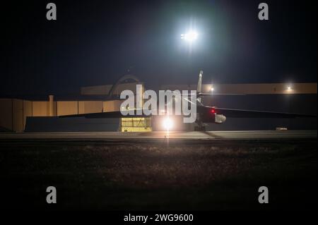 Un B-1B lancer de la base aérienne d'Ellsworth, Dakota du Sud, descend la piste en taxi avant de décoller de la base aérienne de Dyess, Texas, le 1 février 2024. Les B-1B de la base aérienne d'Ellsworth ont récemment été lancés à partir de la base aérienne de Dyess pour soutenir les priorités du Commandement central des États-Unis, validant la capacité de la Force aérienne des États-Unis à fournir une frappe précise à longue portée à tout moment et en tout lieu. (Photo de l'US Air Force par l'aviateur Leon Redfern) Banque D'Images