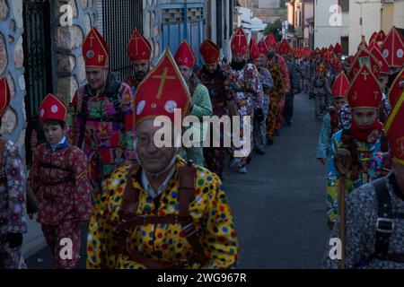 Almonacid de Marquesado, Cuenca, Espagne. 3 février 2024. Les membres de la confrérie Endiablada défilent pendant la fête traditionnelle 'Endiablada' à Almonacid Del Marquesado, Espagne. Chaque année, du 2 au 3 février, la ville d'Almonacid del Marquesado, dans le centre de l'Espagne, accueille les festivités dynamiques ''Endiablada'' (la confrérie des Diables), une tradition datant de l'époque médiévale ou plus tôt en l'honneur de la Candelaria et San Blas. Au cours de cet événement animé, les participants masculins arborent une tenue diabolique, notamment des costumes de combinaison éclatants et des chapeaux d'onglet rouges. Crédit : ZUMA Press, Inc./Alamy Live News Banque D'Images