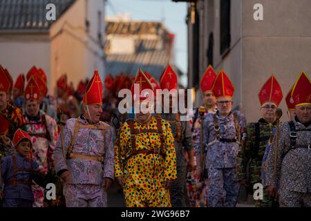 Almonacid de Marquesado, Cuenca, Espagne. 3 février 2024. Les membres de la confrérie Endiablada défilent pendant la fête traditionnelle Endiablada à Almonacid Del Marquesado, Espagne. Chaque année, du 2 au 3 février, la ville d'Almonacid del Marquesado dans le centre de l'Espagne accueille les festivités animées ''Endiablada'' (la Fraternité des Diables), une tradition datant de l'époque médiévale ou plus tôt en l'honneur de la Candelaria et San Blas. Au cours de cet événement animé, les participants masculins arborent une tenue diabolique, notamment des costumes de combinaison éclatants et des chapeaux d'onglet rouges. Crédit : ZUMA Press, Inc./Alamy Live News Banque D'Images