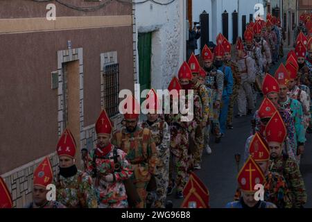 Almonacid de Marquesado, Cuenca, Espagne. 3 février 2024. Les membres de la confrérie Endiablada défilent pendant la fête traditionnelle 'Endiablada' à Almonacid Del Marquesado, Espagne. Chaque année, du 2 au 3 février, la ville d'Almonacid del Marquesado, dans le centre de l'Espagne, accueille les festivités dynamiques ''Endiablada'' (la confrérie des Diables), une tradition datant de l'époque médiévale ou plus tôt en l'honneur de la Candelaria et San Blas. Au cours de cet événement animé, les participants masculins arborent une tenue diabolique, notamment des costumes de combinaison éclatants et des chapeaux d'onglet rouges. Crédit : ZUMA Press, Inc./Alamy Live News Banque D'Images